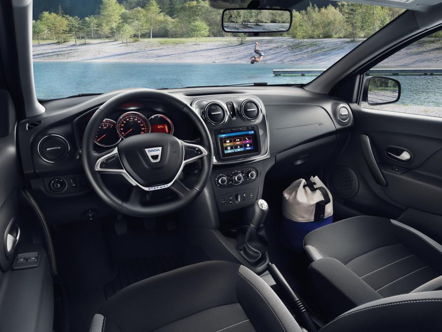 Интерьер Dacia Sandero Stepway 2016 года  (фото 18 из 46)